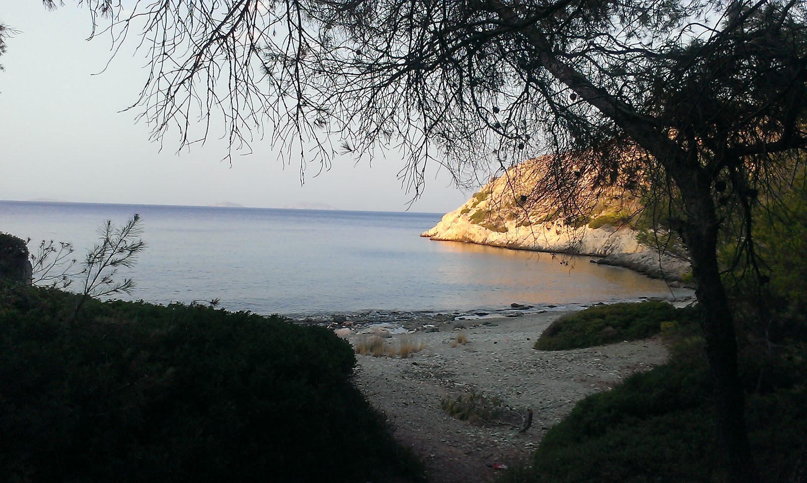 Kanakia III'in fotoğrafı parlak kum ve kayalar yüzey ile