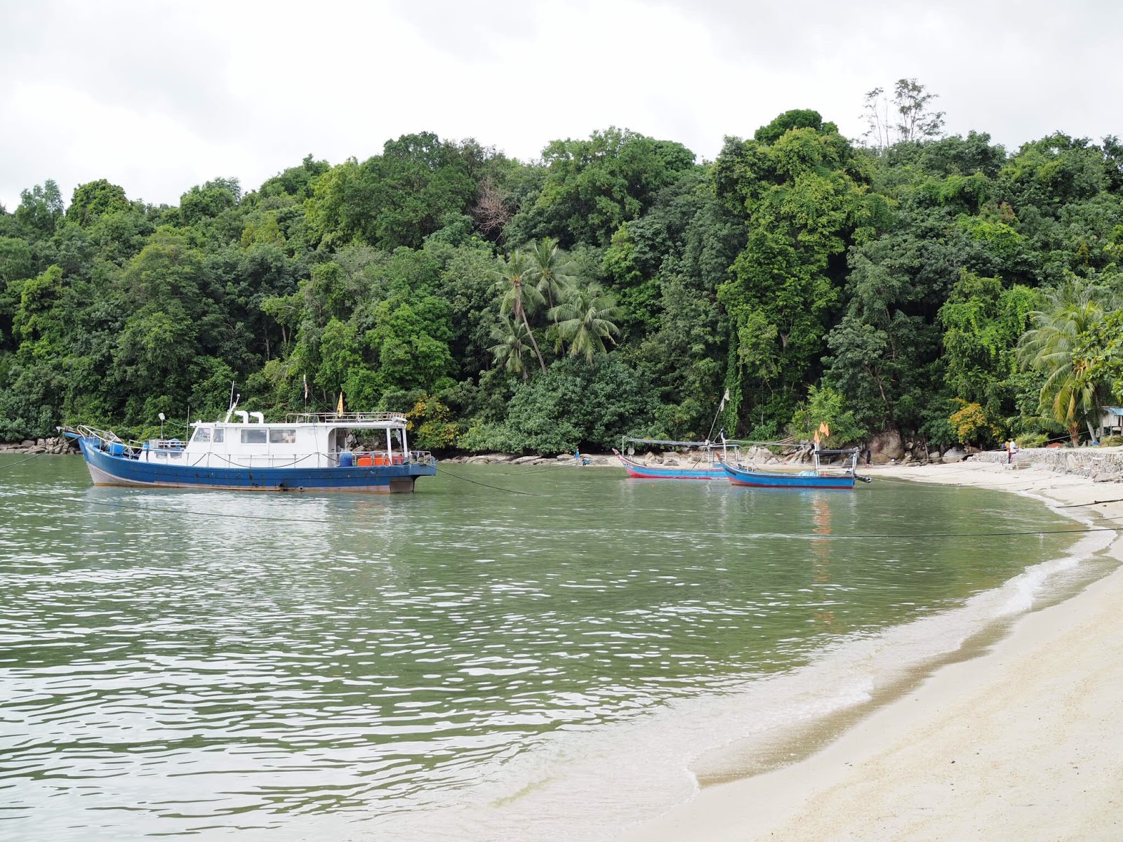 Tanjung Asam Beach'in fotoğrafı orta koylar ile birlikte