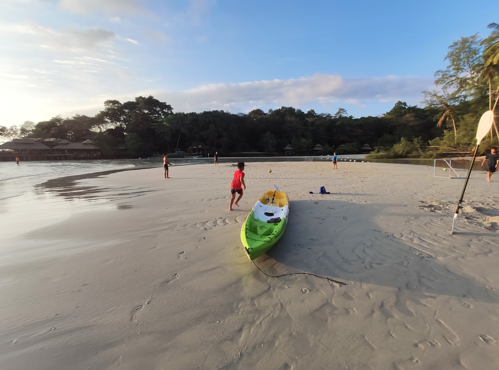 Foto de Khlong Yai Kee Beach con agua cristalina superficie