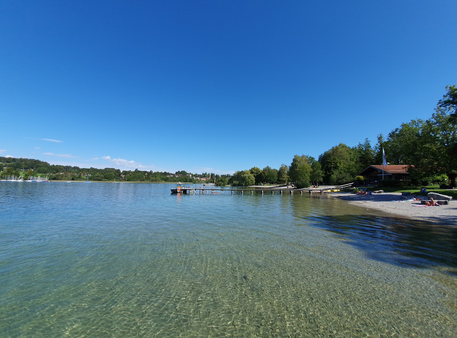 Foto di Strandbad Abenteuerspielplatz con una superficie del piccoli ciottoli grigi