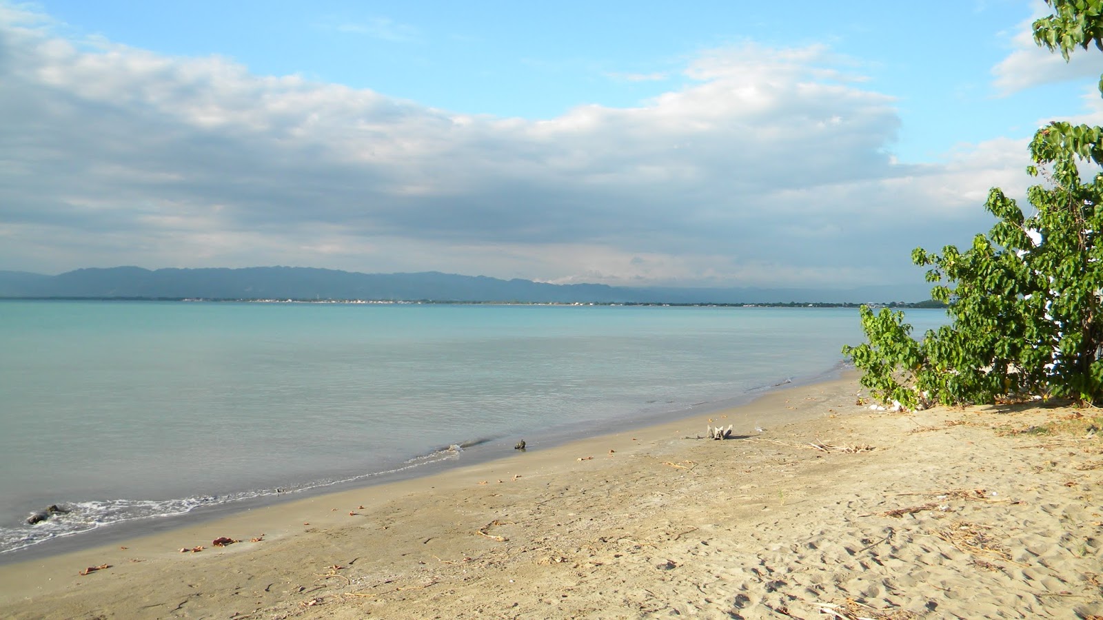Fotografie cu Parotee Free Beach - locul popular printre cunoscătorii de relaxare