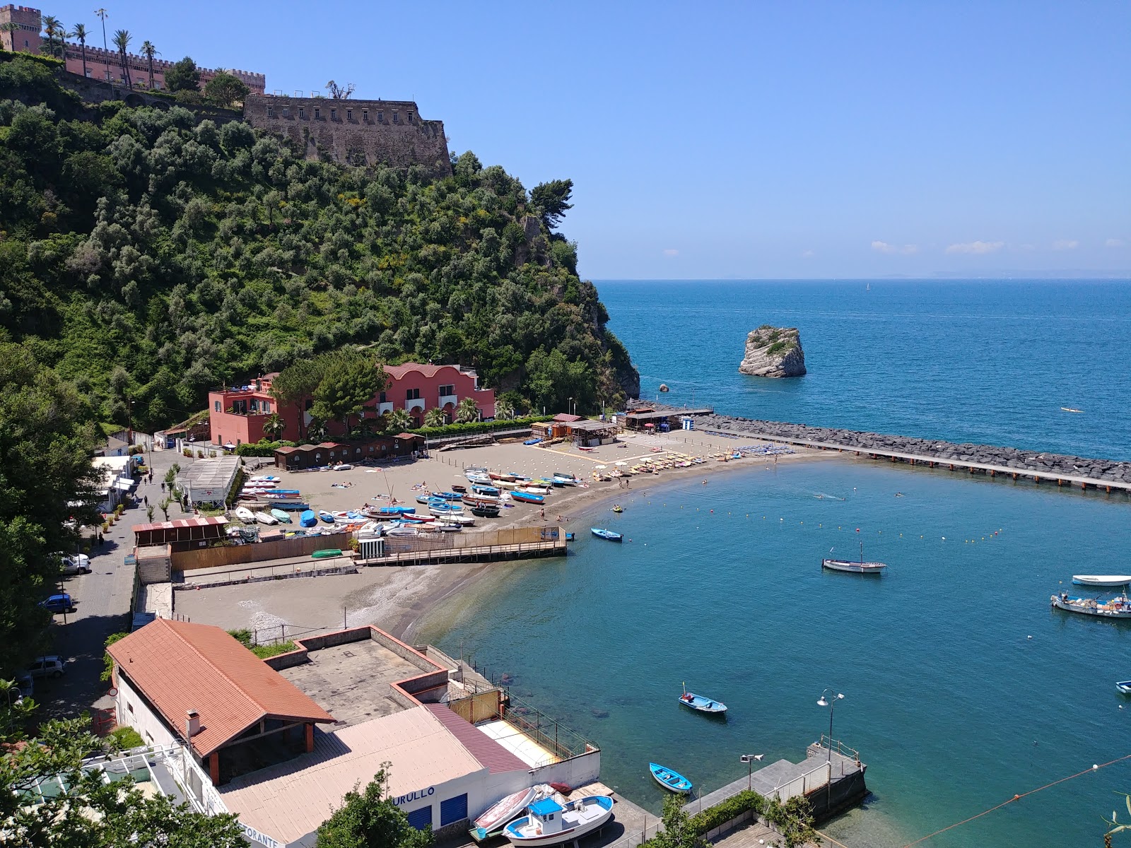 Foto af Spiaggia Vico Equense med gråt sand og småsten overflade