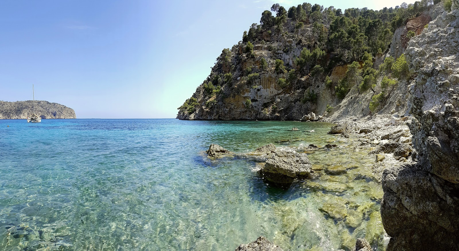 Cala Blanca'in fotoğrafı dağlarla çevrili