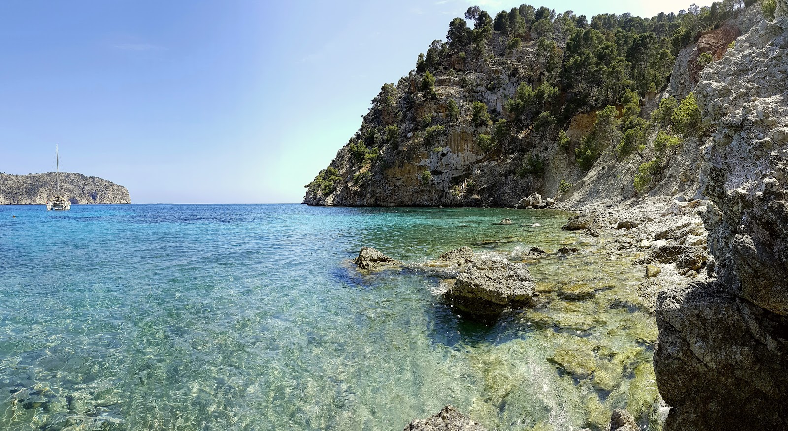 Foto di Cala Blanca e il suo bellissimo paesaggio