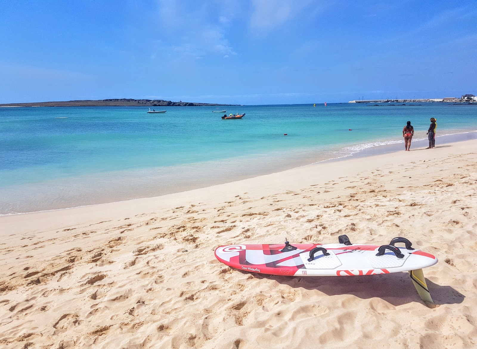 Foto de Charlotte Beach con arena brillante superficie