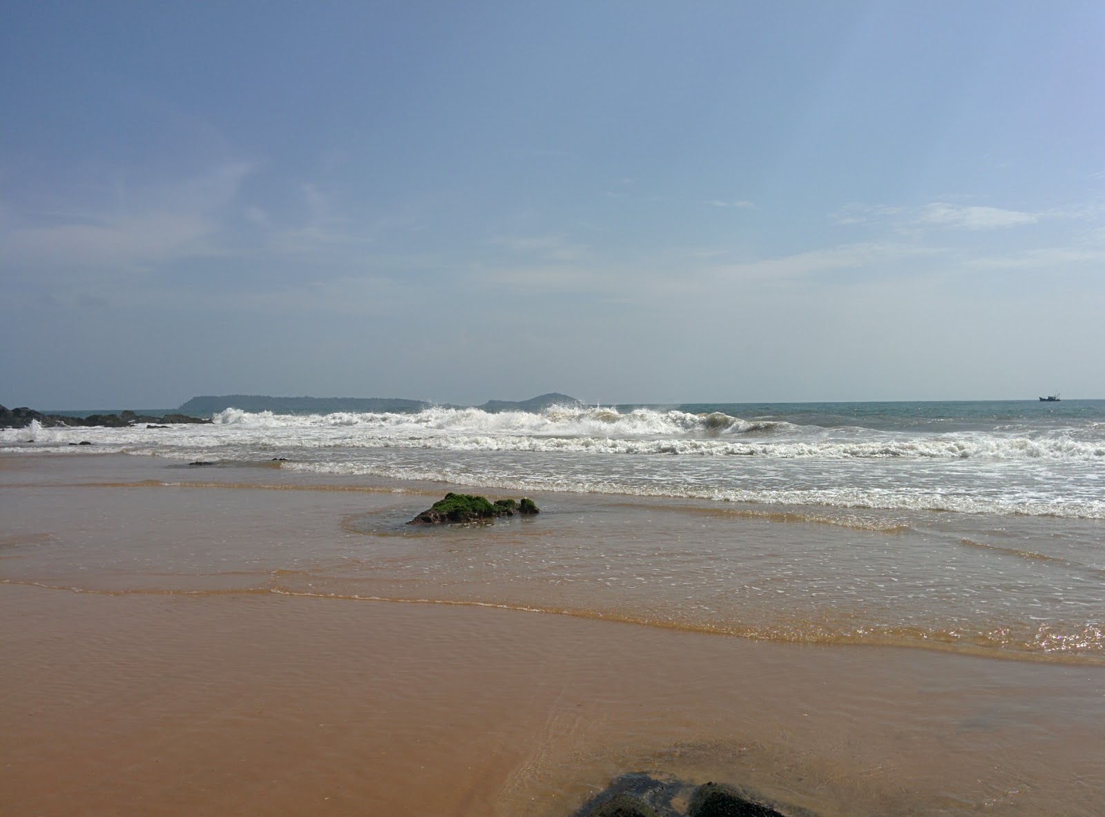 Photo of Grandmother's Hole Beach backed by cliffs