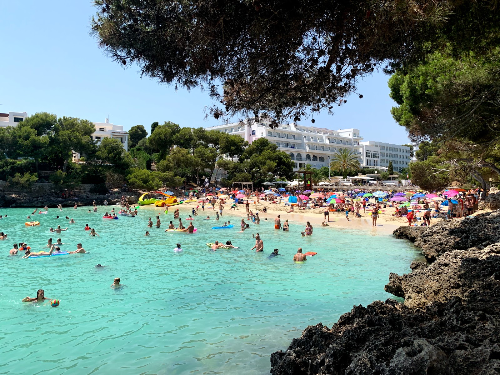 Foto de Cala Gran com areia bege fina superfície