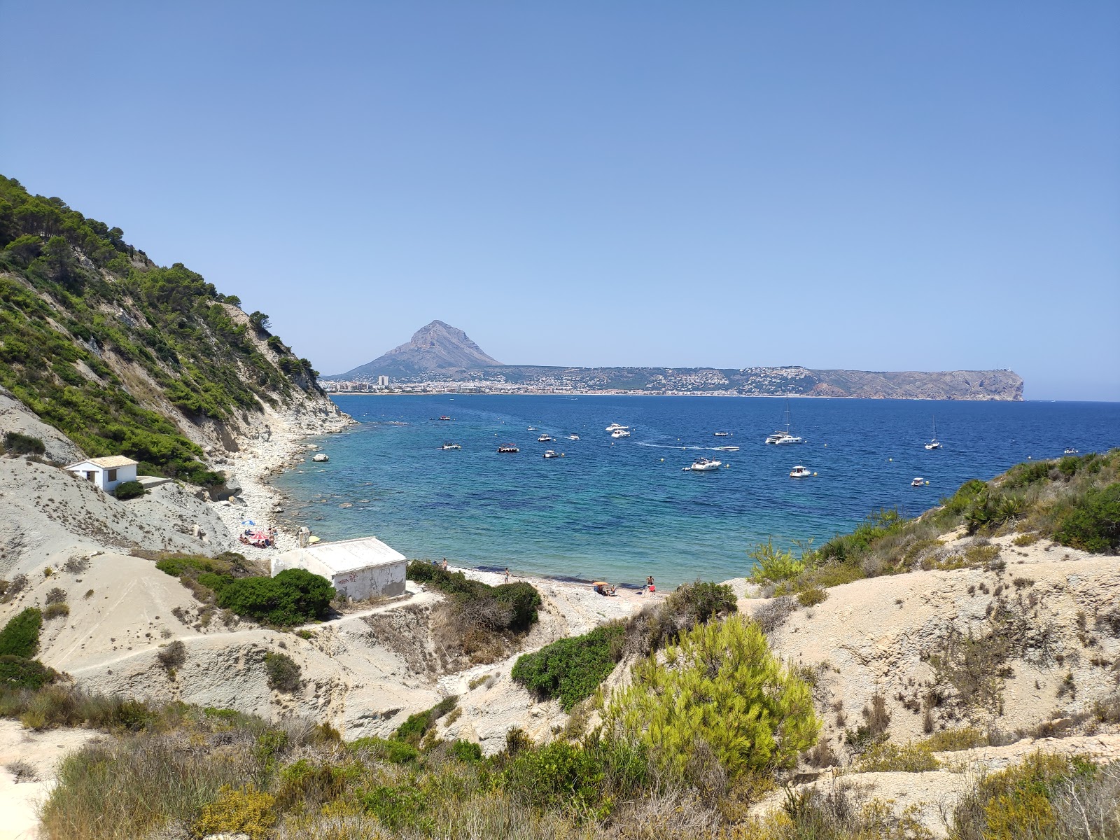 Foto di Cala Sardinera con una superficie del terreno roccioso
