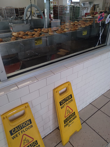 Bakery «Krispy Kreme Doughnuts», reviews and photos, 208 W 14 Mile Rd, Troy, MI 48083, USA