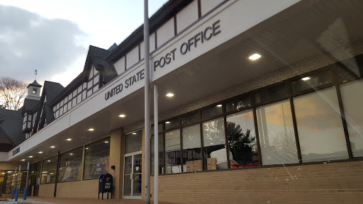 Shopping Mall «Golden Horseshoe Shopping Center», reviews and photos, 1088 Wilmot Rd, Scarsdale, NY 10583, USA