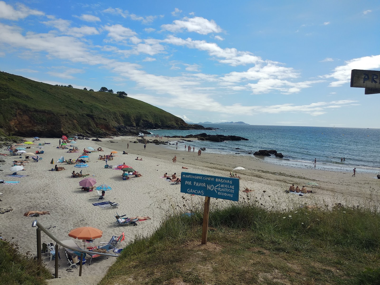 Photo de Bascuas beach avec sable fin blanc de surface