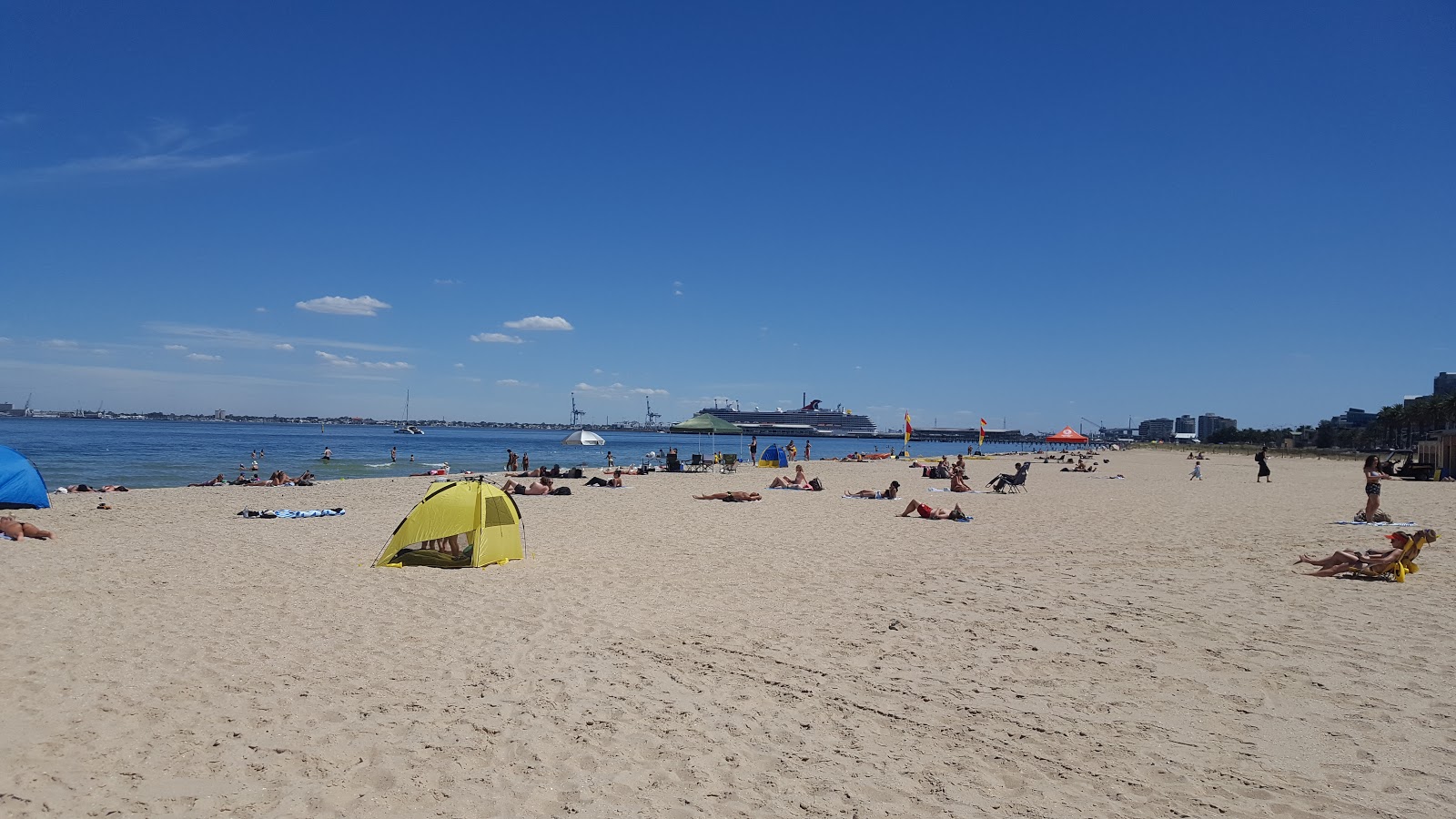 Port Melbourne Beach的照片 带有明亮的沙子表面