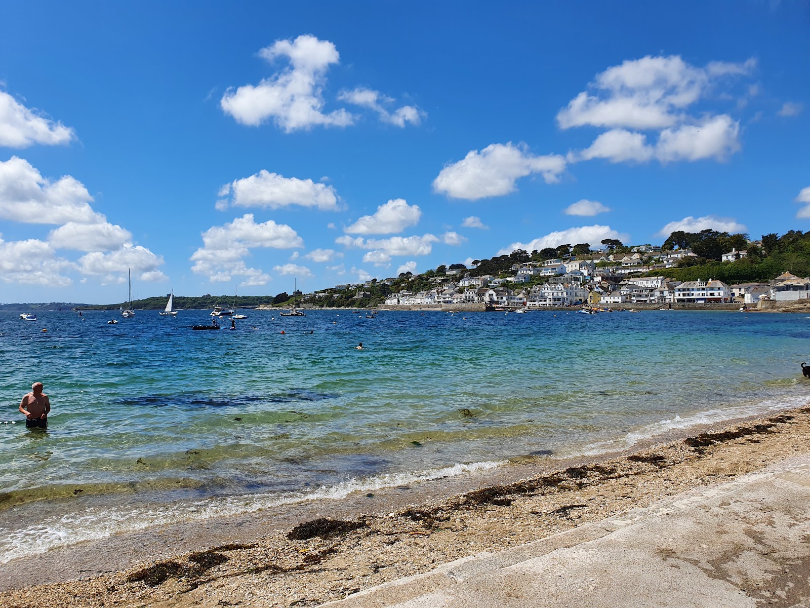 Fotografie cu St Mawes beach cu o suprafață de pietricel ușor