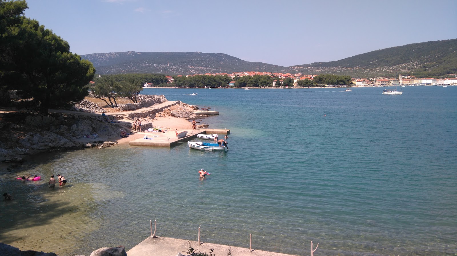 Drazica beach的照片 带有碧绿色纯水表面