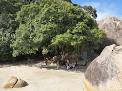 Tanjung Tembeling Beach'in fotoğrafı dağlarla çevrili