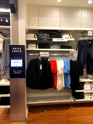 Clothing Store «Banana Republic Factory Store», reviews and photos, 407 N Alafaya Trail, Orlando, FL 32828, USA