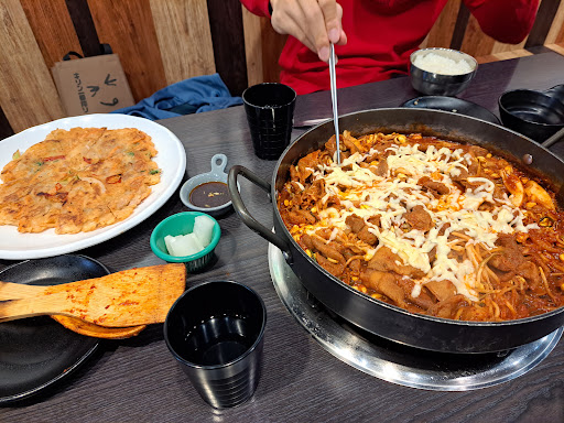 小眼睛歐爸們韓式炸雞&辣炒年糕（小眼睛오빠네 치킨&떡볶이） 的照片