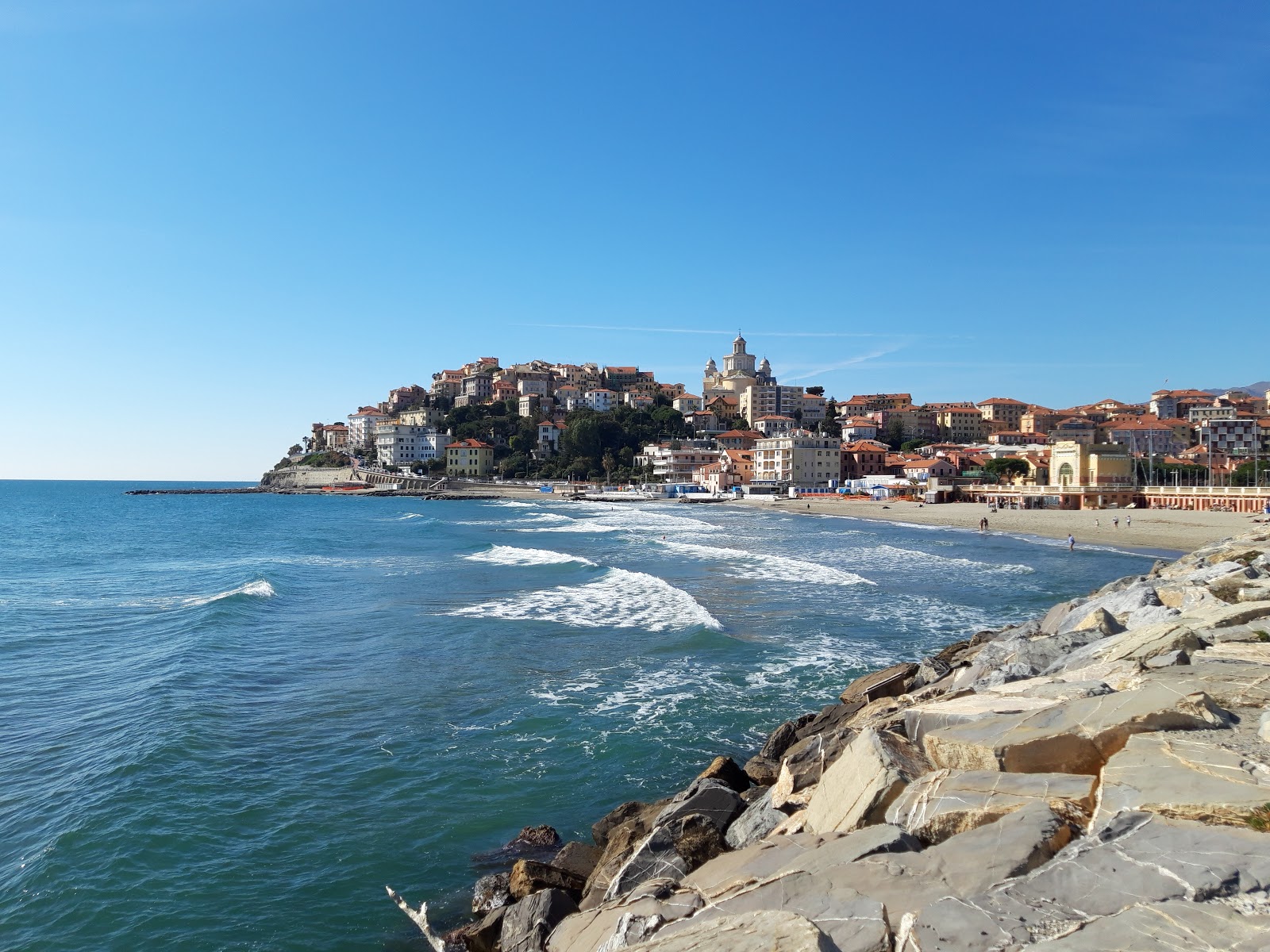 Foto di Spiaggia d'Oro con una superficie del sabbia scura