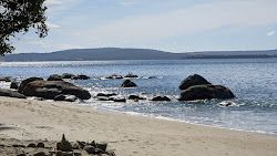 Photo de Hinsby Beach entouré de montagnes