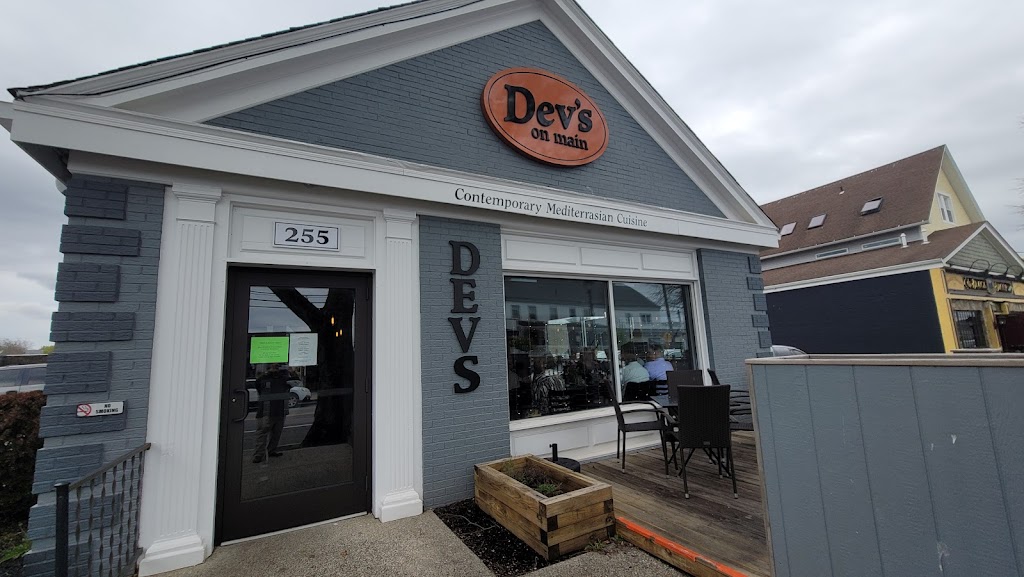 Dev's On Main 06357