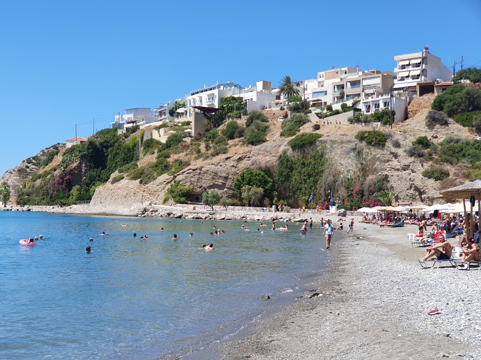 Foto von Agia Galini Strand und die siedlung