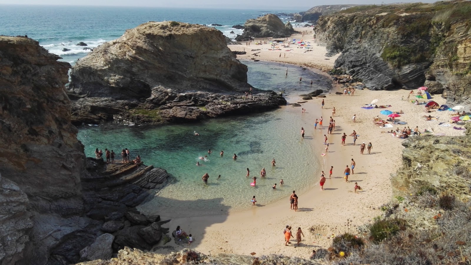 Praia da Samoqueira的照片 带有明亮的细沙表面