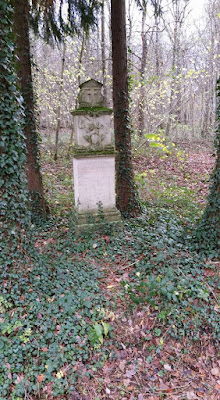 Monument du cure à Moiremont