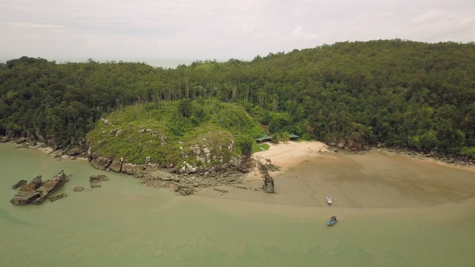 Pulau Lakei Beach的照片 位于自然区域