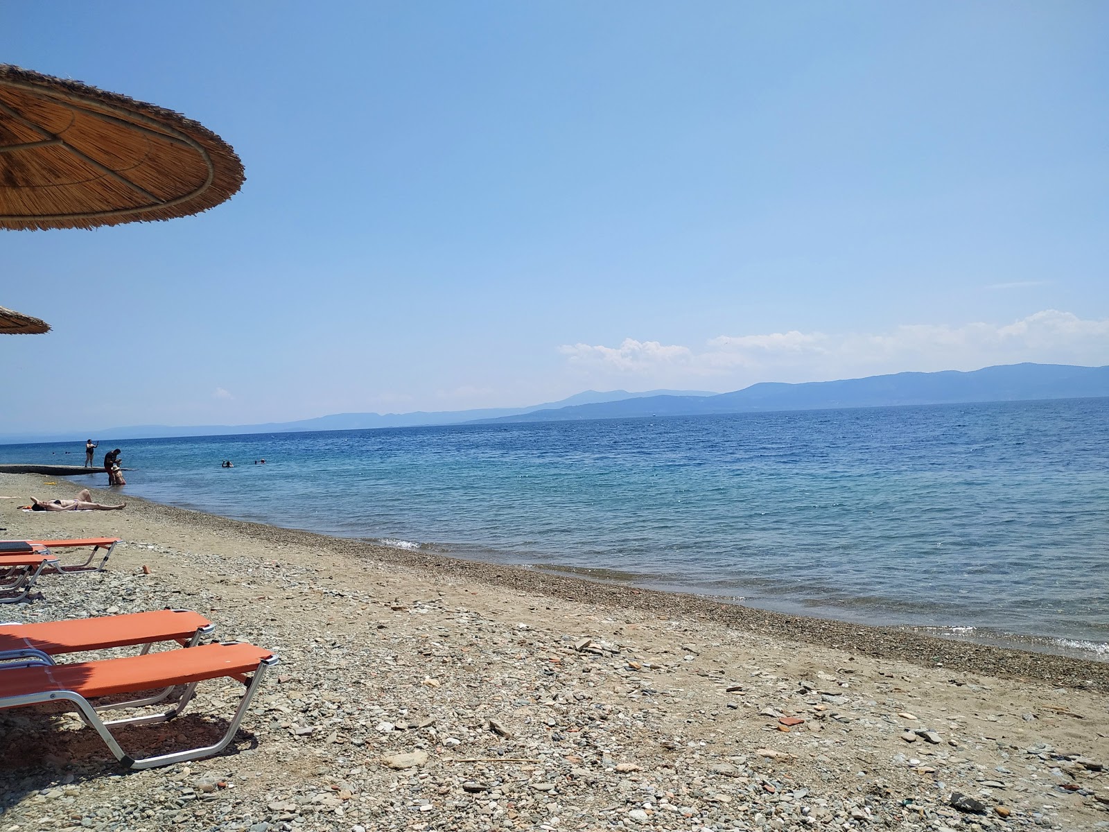 Fotografie cu Loutra Edipsou 2 beach cu o suprafață de apă pură albastră