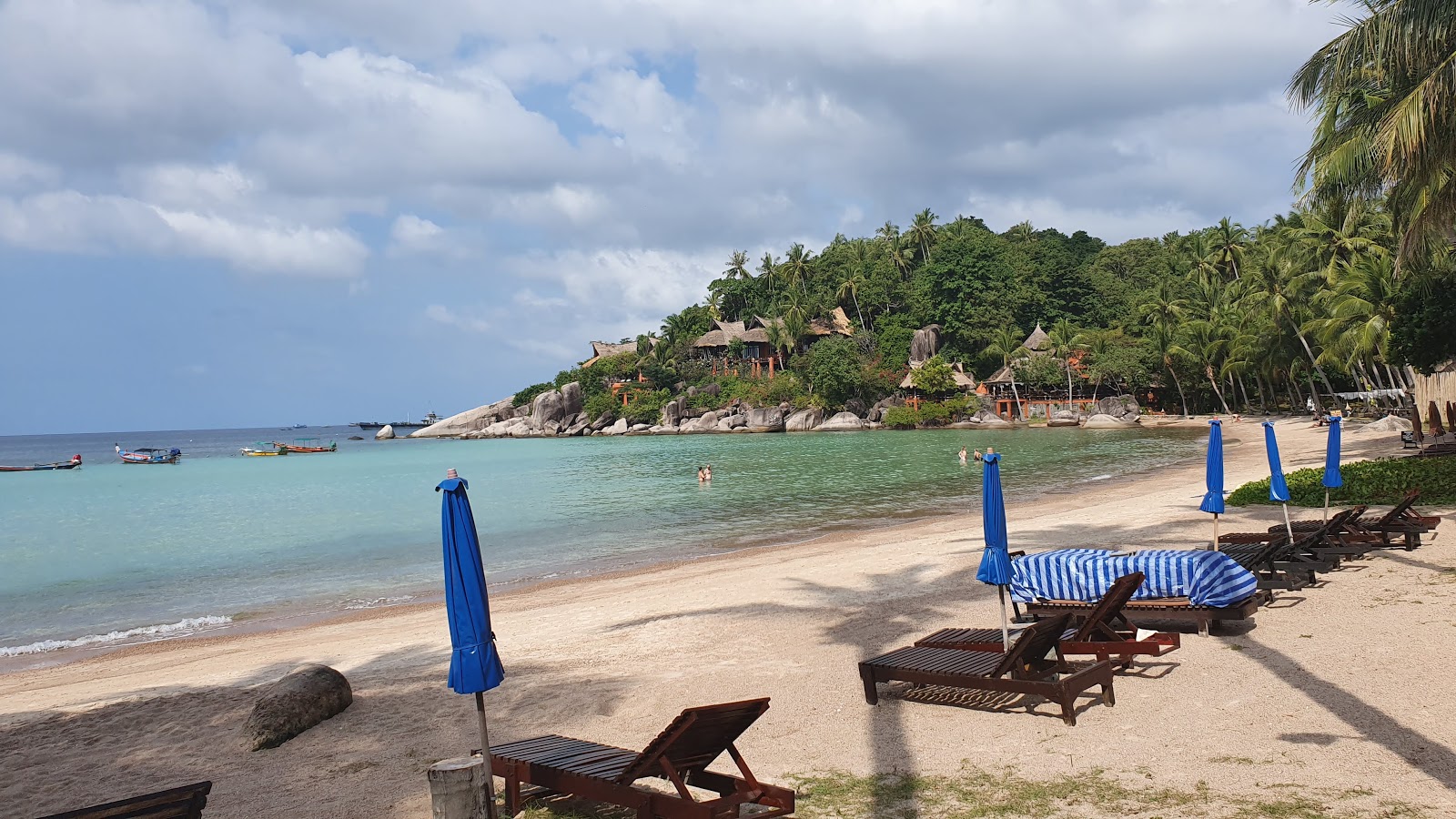 Foto af Sairee Beach bakket op af klipperne