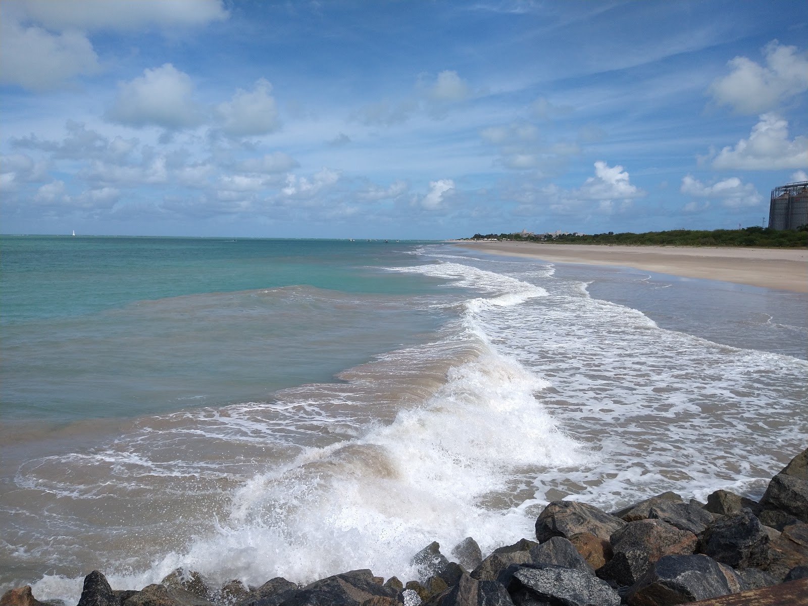 Valokuva Miramarin rantaista. pinnalla turkoosi puhdas vesi:n kanssa
