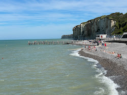 Plage de Veules-les-Roses'in fotoğrafı dağlarla çevrili