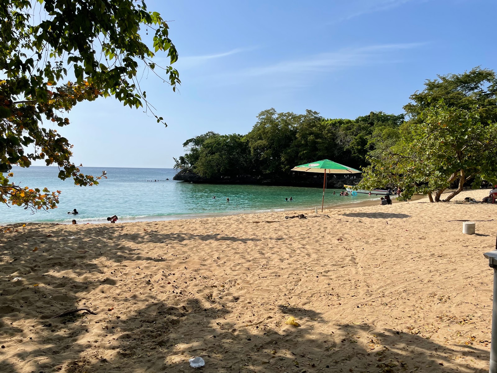 Foto de Playa Caleton con agua cristalina superficie