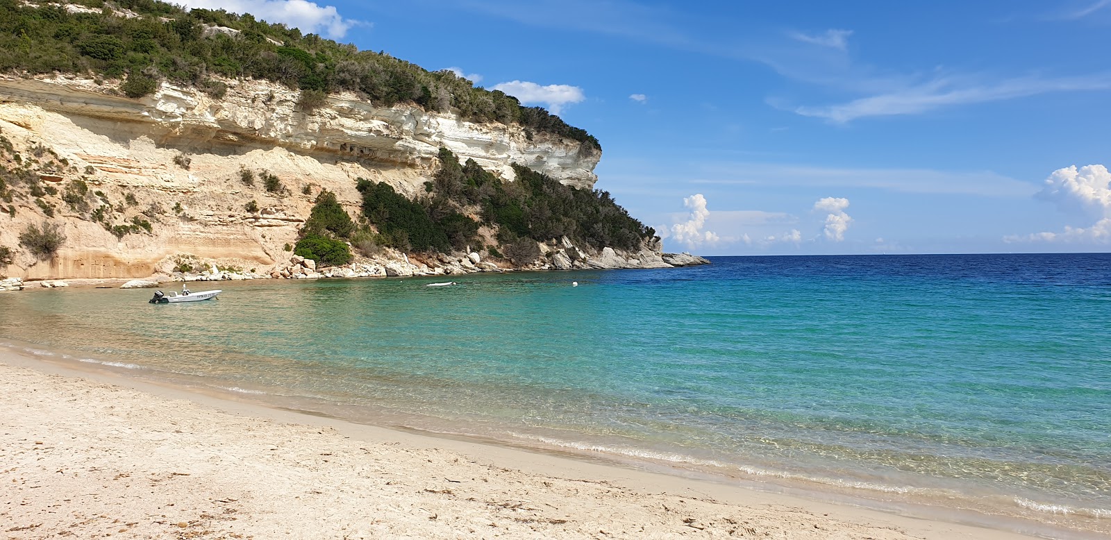 Foto von Canetu beach mit türkisfarbenes wasser Oberfläche