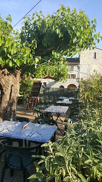 Atmosphère du Restaurant Auberge des salelles à Saint-Maurice-d'Ibie - n°1