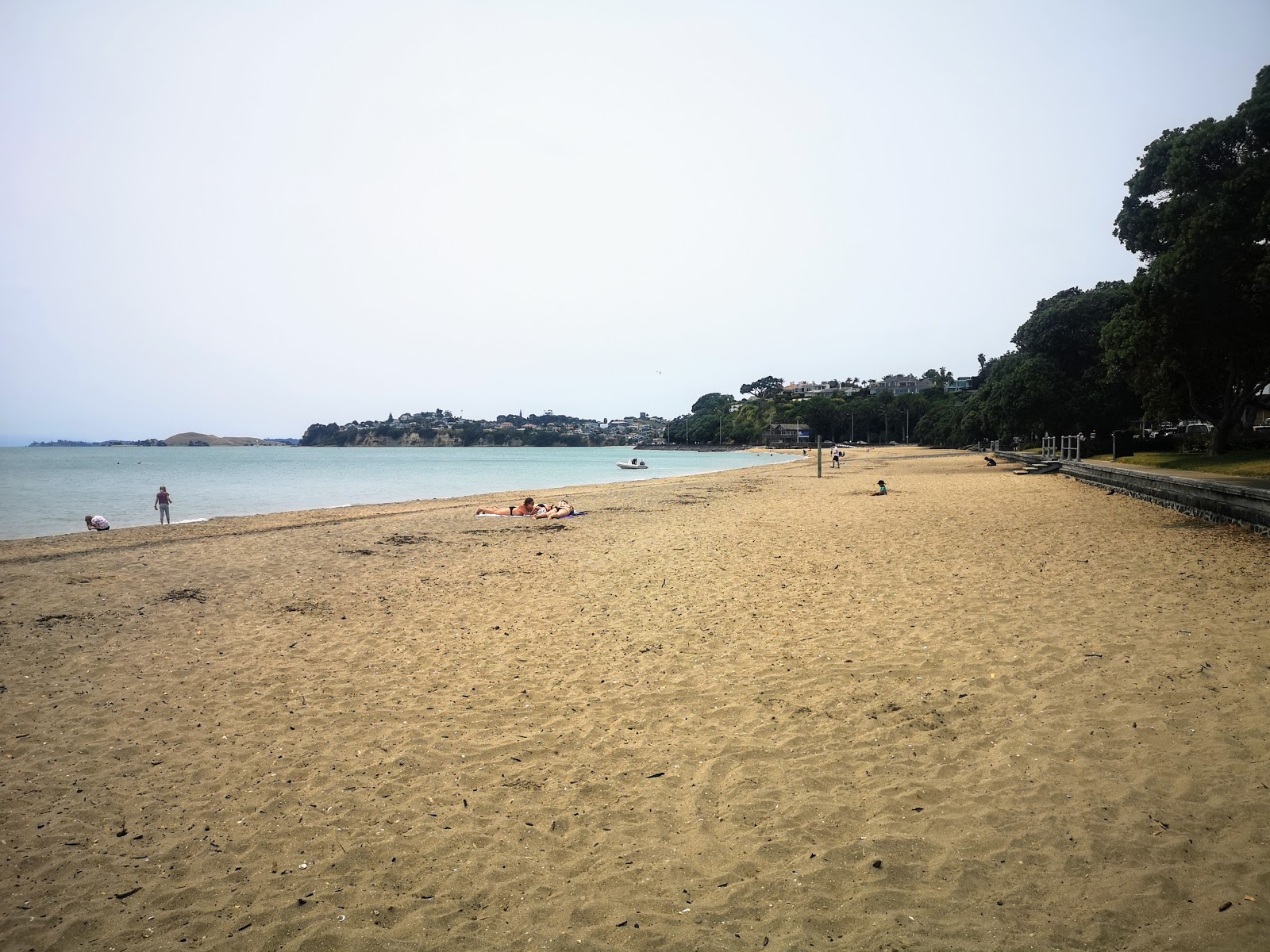 Valokuva Kohimarama Beachista. pinnalla kirkas hiekka:n kanssa