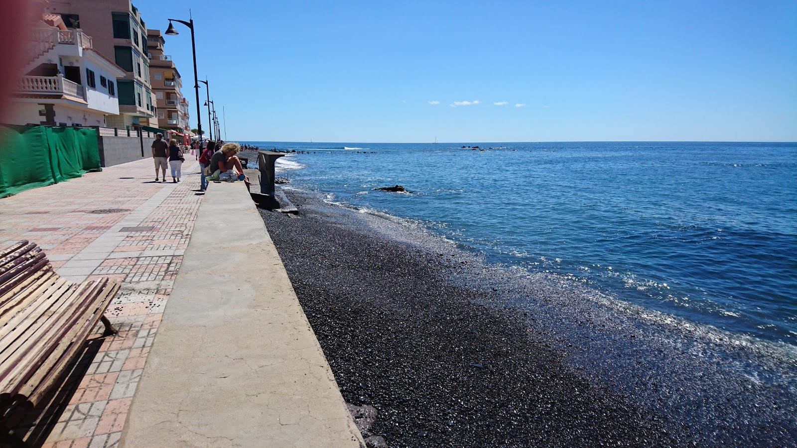 Foto av Playa Las Galletas med harmaa hiekka ja kivi yta