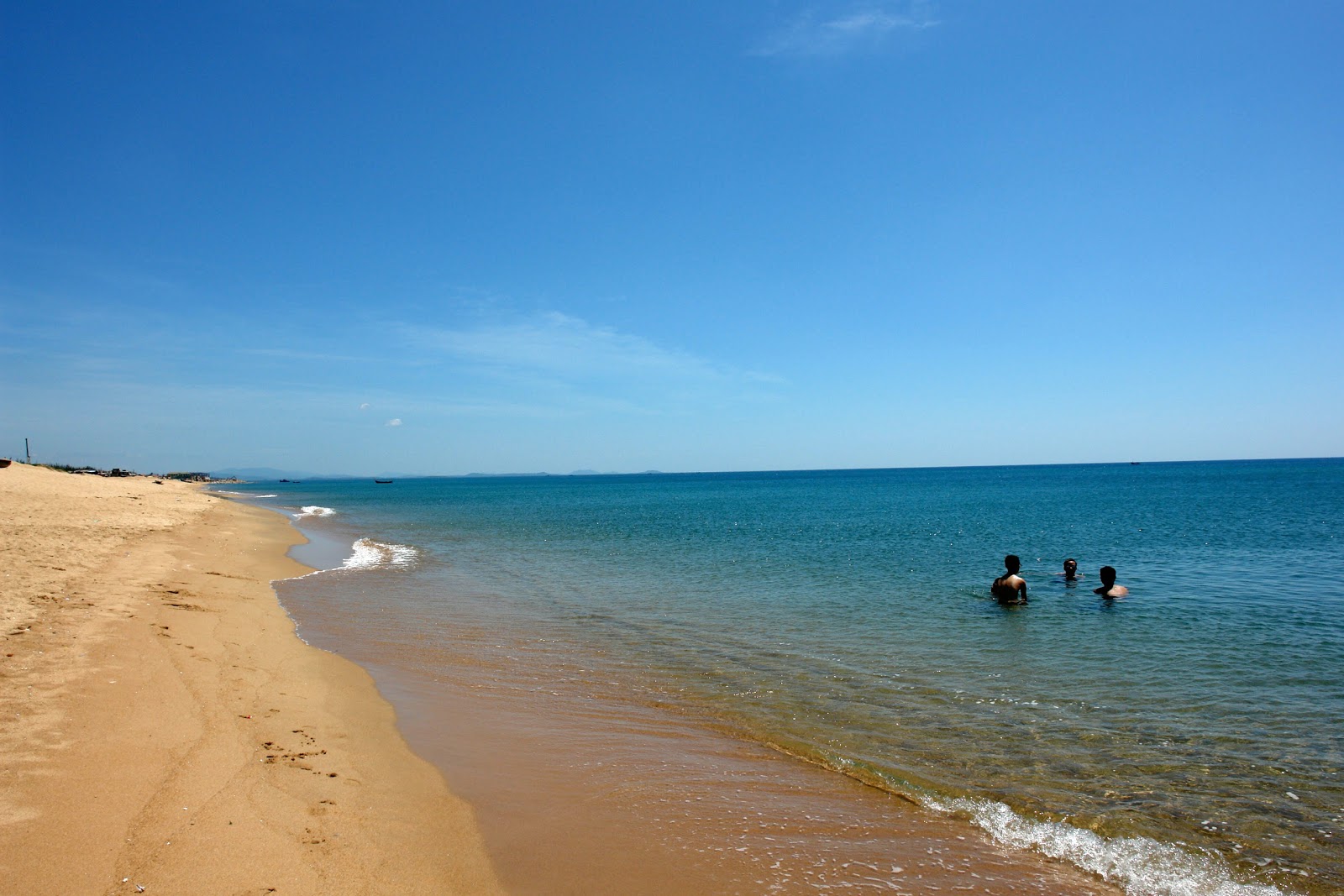 Foto von Xom Ro Beach mit beiger sand & steine Oberfläche