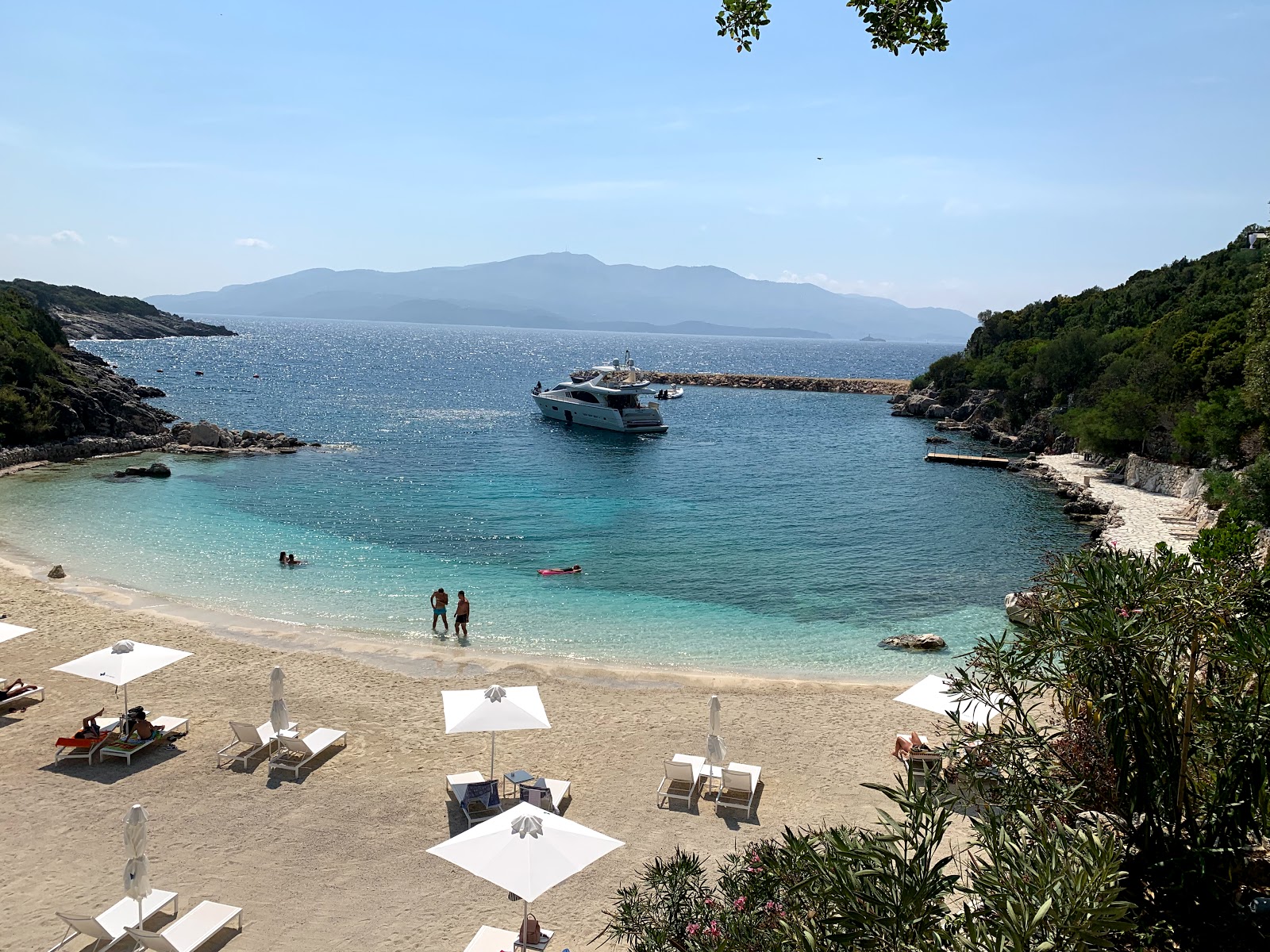 Foto di Koshtoves beach con una superficie del piccoli ciottoli beige