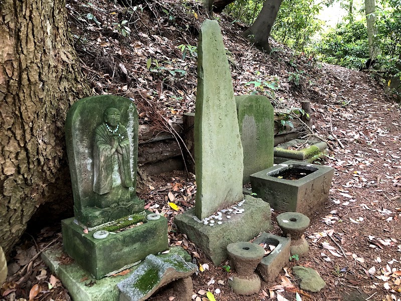 上杉定正内室の墓