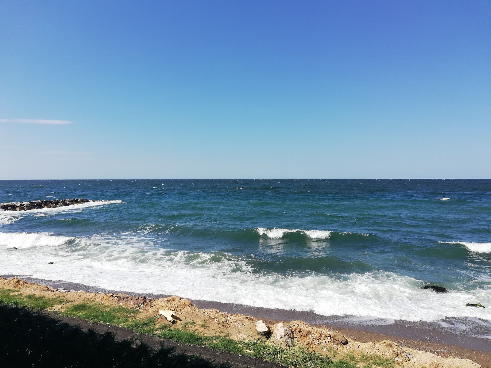 Valokuva Kursunlu beach IIista. tukeutunut kallioilla