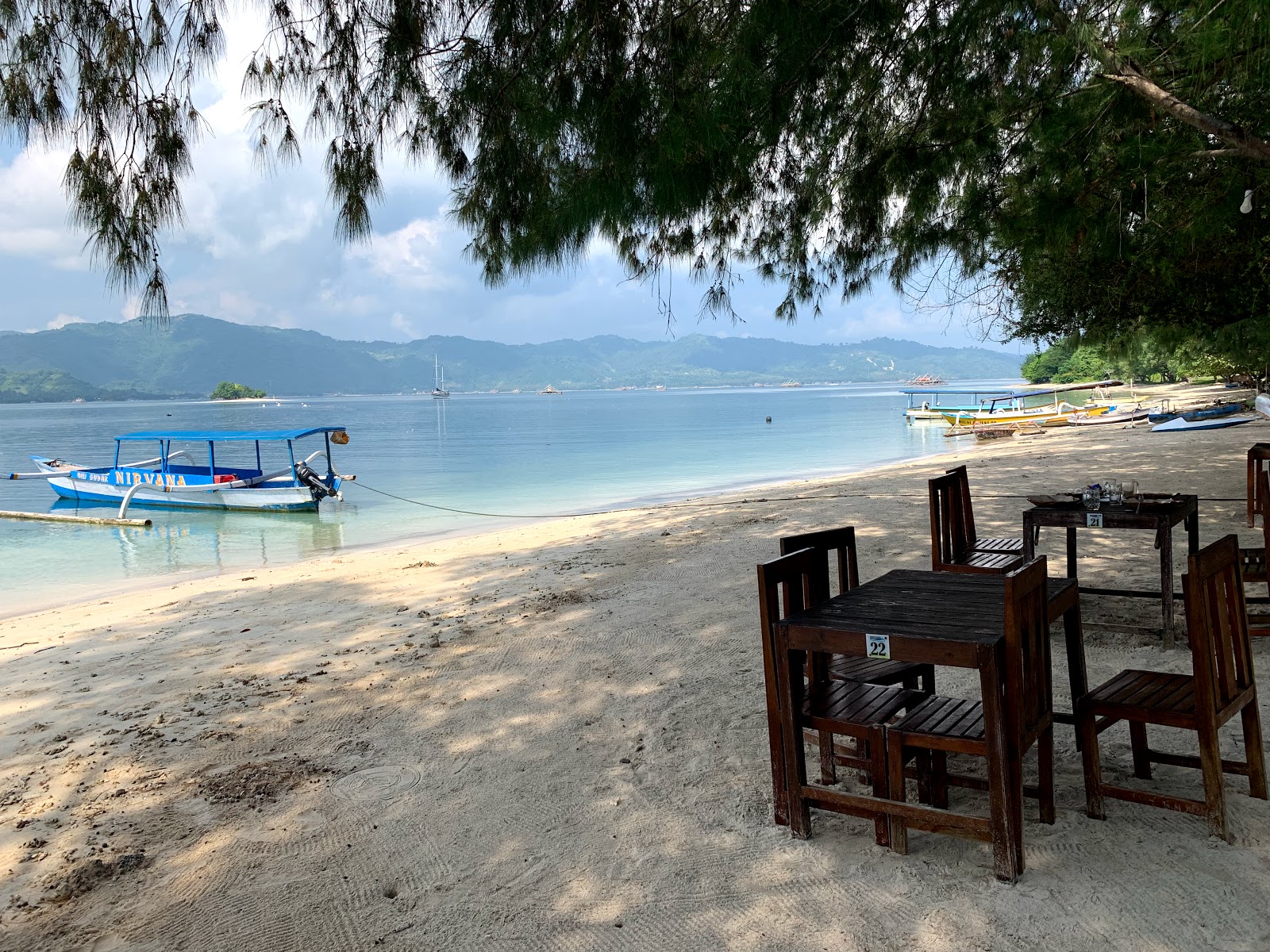 Foto von Gili Sudak Beach und die siedlung