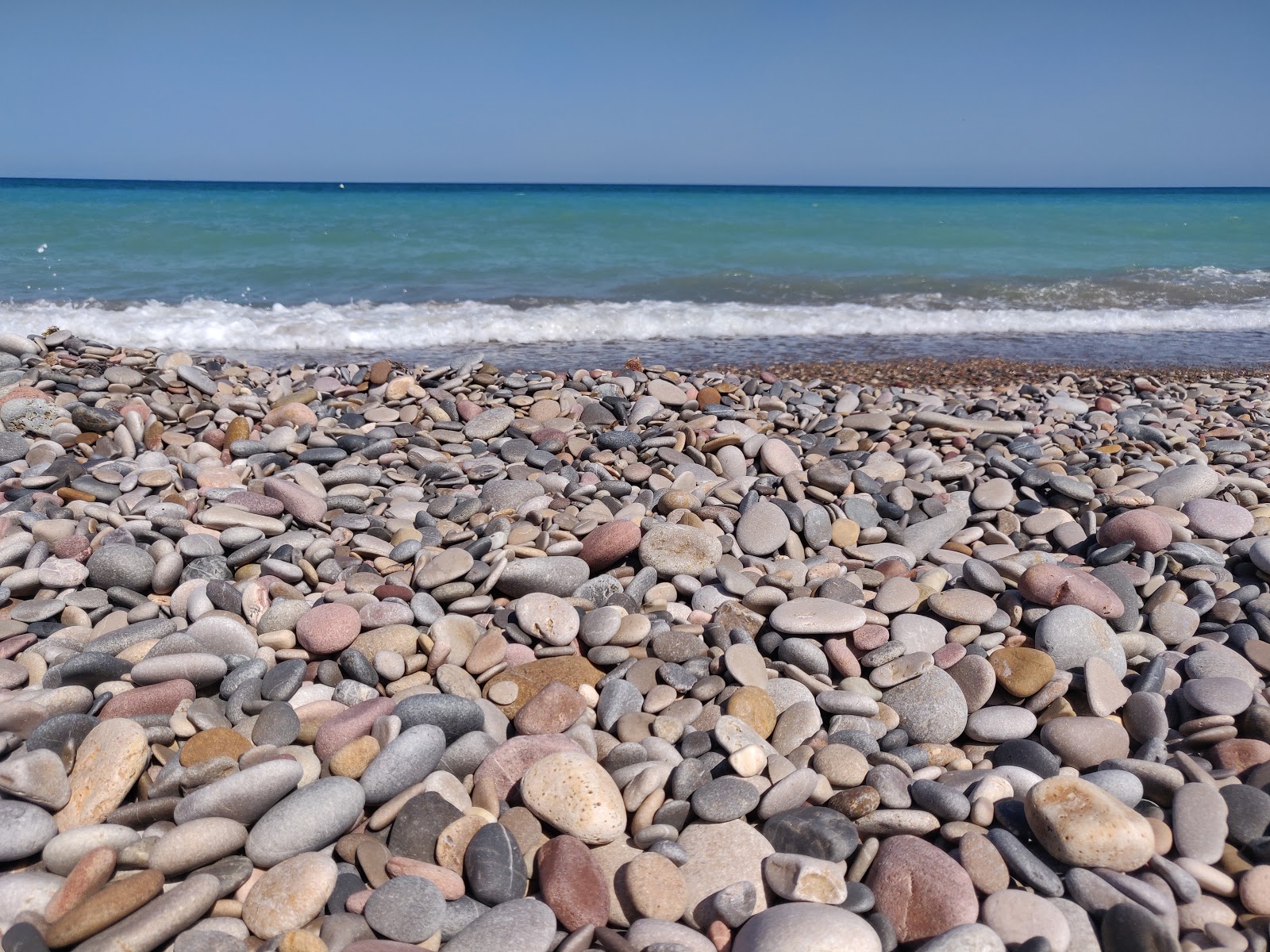 Valokuva Almarda rantaista. pinnalla sininen vesi:n kanssa