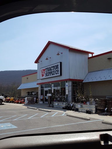 Tractor Supply Co., 124 Hogan Blvd, Mill Hall, PA 17751, USA, 