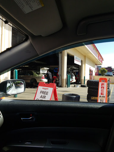 Tire Shop «Discount Tire Store - Kirkland, WA», reviews and photos, 12410 NE 124th St, Kirkland, WA 98034, USA