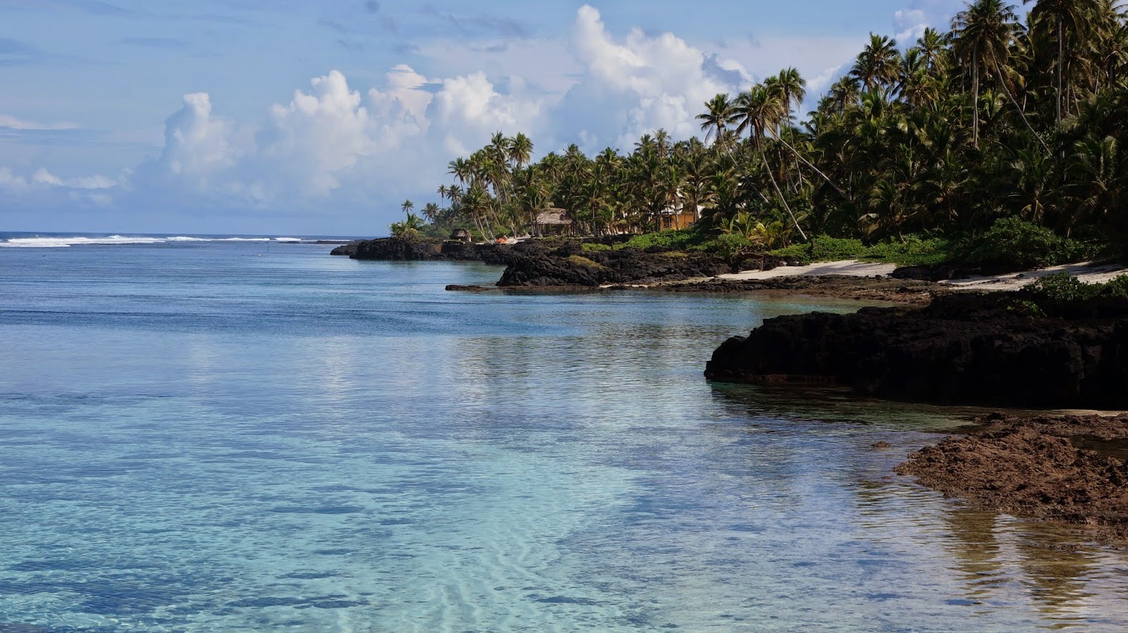 Photo de Salamumu Beach entouré de montagnes