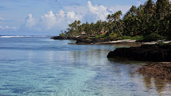 Photo de Salamumu Beach entouré de montagnes