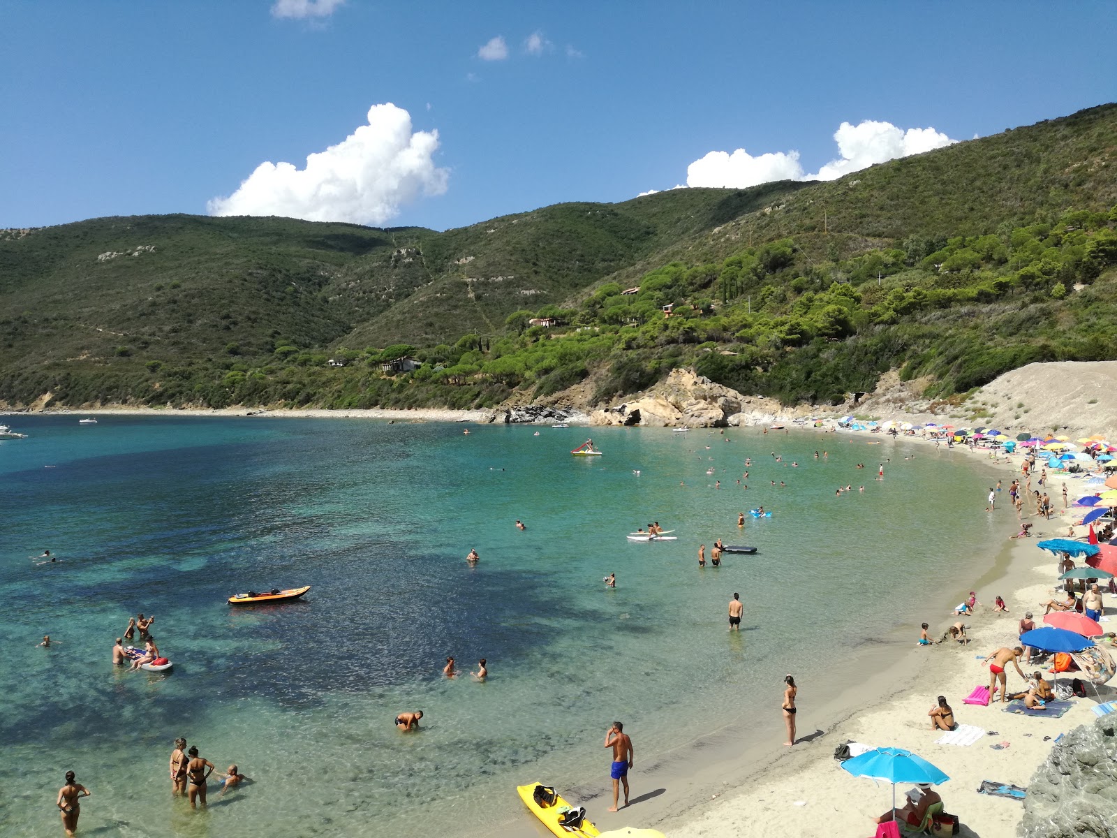 Foto von Spiaggia di Laconella mit beiger sand & kies Oberfläche