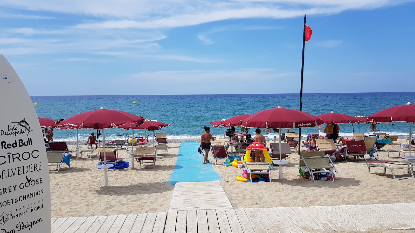 Lido Pescespada Plajı'in fotoğrafı - rahatlamayı sevenler arasında popüler bir yer
