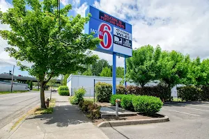 Motel 6 Portland, OR - North image